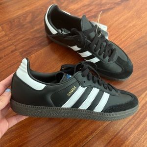 Adidas Sambas in Core black, white, gum